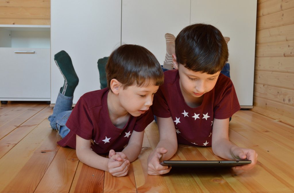 Want more screen free time for the kids? Try these tips to keep them entertained